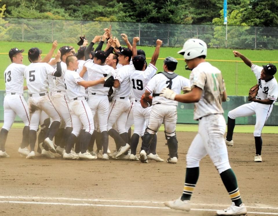 　１３年ぶり６度目の優勝を決めマウンドに集まる選手たち