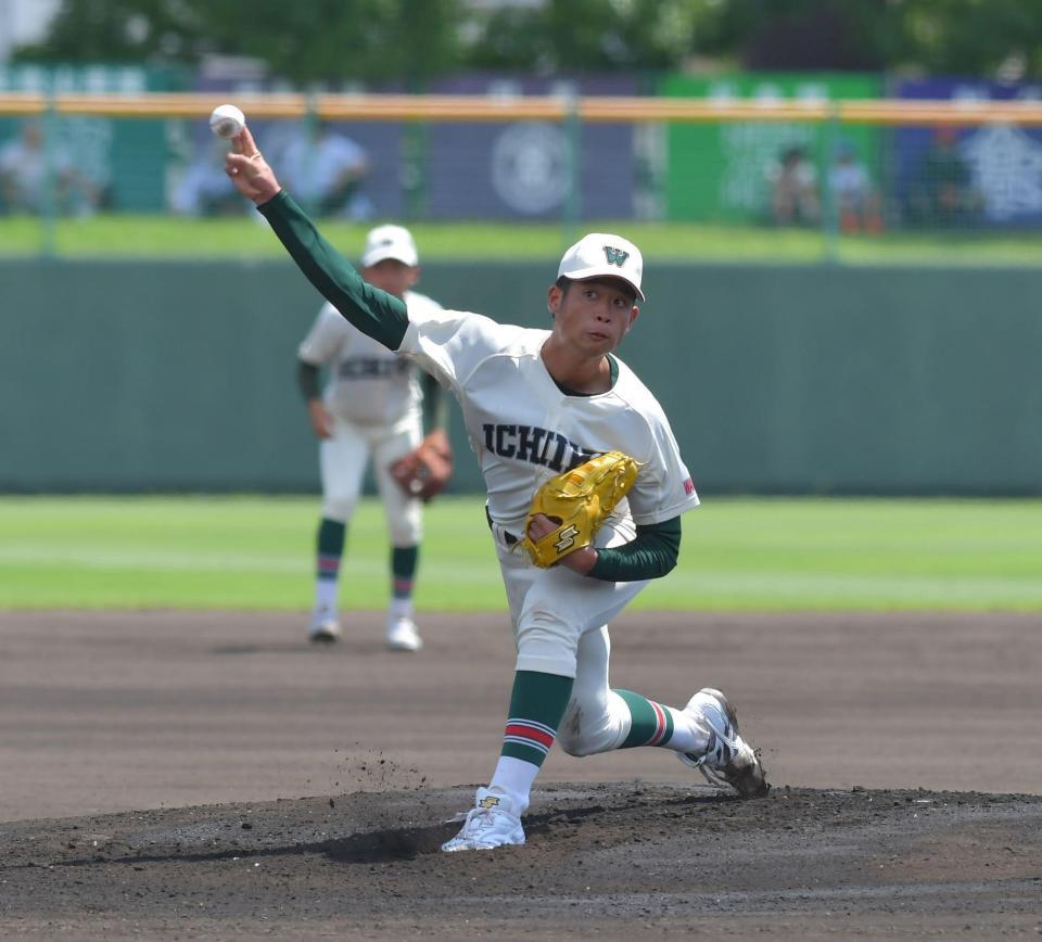 　初回、力投する小園（撮影・石湯恒介）