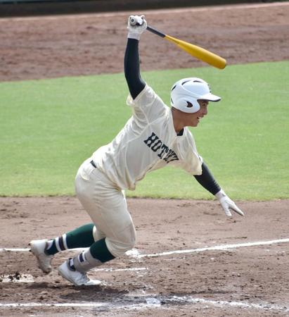 　２回、無死一塁から右前打を放つ報徳学園・湯水