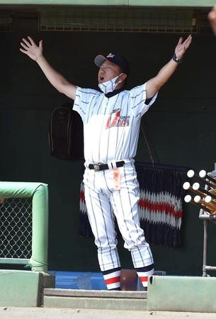 大きなジェスチャーで選手に指示を出す浦和学院・森監督＝大宮公園野球場（撮影・佐藤厚）