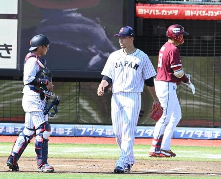 ８回、ディクソンの勝ち越し２点適時打を許し、梅野（左）と話し込む千賀（中央）