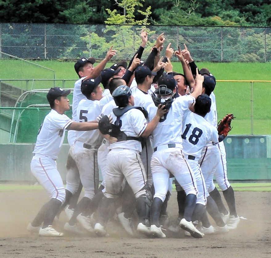 　優勝を決めマウンドに集まる日本航空の選手たち