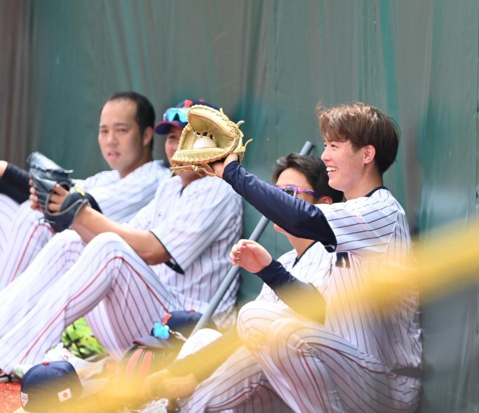 平良の金色ミットを笑顔で使う森下（右端）
