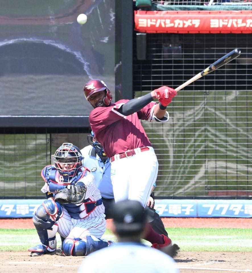 ４回、二塁打を放つオコエ（撮影・高石航平）