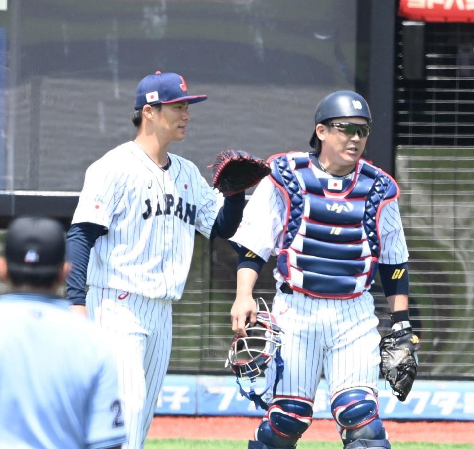 １回、茂木を中飛打ち取ったところでマウンドで言葉を交わす山本（左）と甲斐
