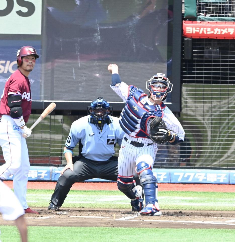 １回、一走・小深田の二盗を阻止する甲斐