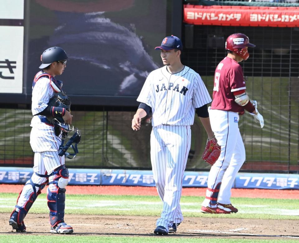 ８回、ディクソンの勝ち越し２点適時打を許し、梅野（左）と話し込む千賀（中央）