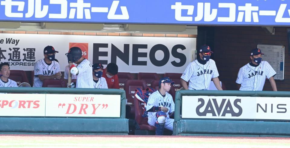 ９回、山田哲（左から３人目）が空振り三振に倒れ、沈む侍ジャパンベンチ（撮影・高石航平）