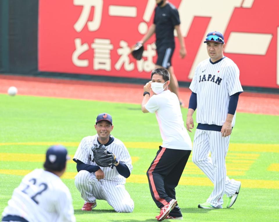 　大野雄の球筋を見る田中将（右）