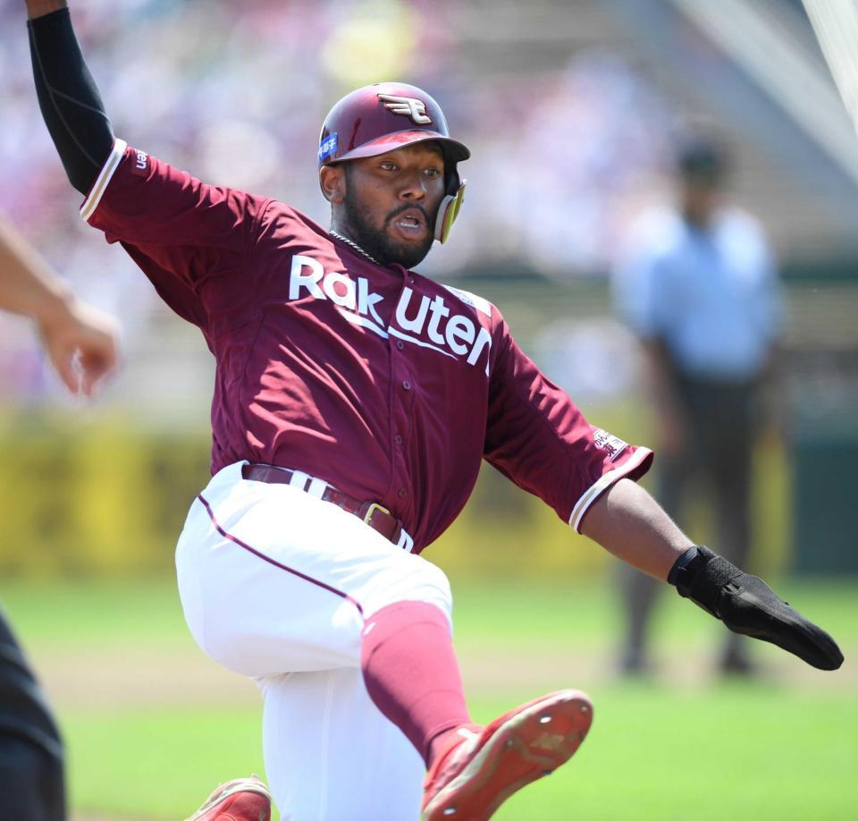 　４回、出塁したオコエは、バッテリーミスの間に三塁へすべり込む