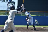 初回、適時打を打たれる明徳義塾・代木大和