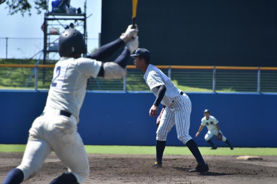 初回、適時打を打たれる明徳義塾・代木大和