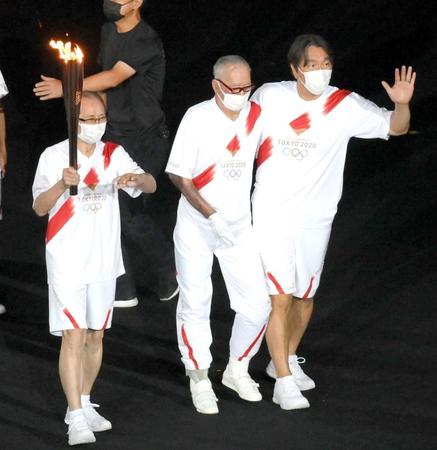 聖火ランナーとして登場した（左から）王貞治氏、長嶋茂雄氏、松井秀喜氏＝２３日