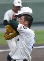 　７回、追加点を奪われ汗を拭う市和歌山・小園（撮影・北村雅宏）