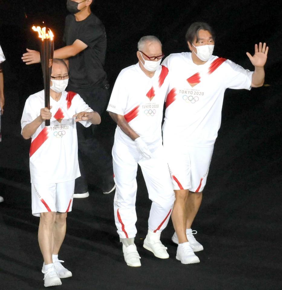 聖火ランナーとして登場した（左から）王貞治氏、長嶋茂雄氏、松井秀喜氏＝２３日
