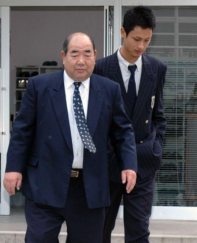 　日本ハムからドラフト１位指名を受け、会見に向かう東北高・ダルビッシュ有（右）と若生正廣監督＝２００４年１１月１７日