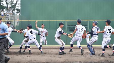 　甲子園出場を決め、喜び合う吉田匠吾（中央）ら浦和学院ナイン（撮影・西岡正）