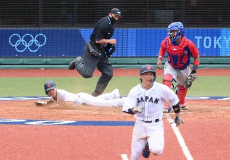 　９回、甲斐のスクイズで生還する源田（撮影・堀内翔）