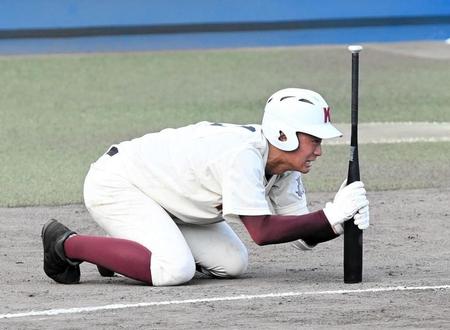 　試合が終了しグラウンドで号泣する高知・森木（撮影・山口登）