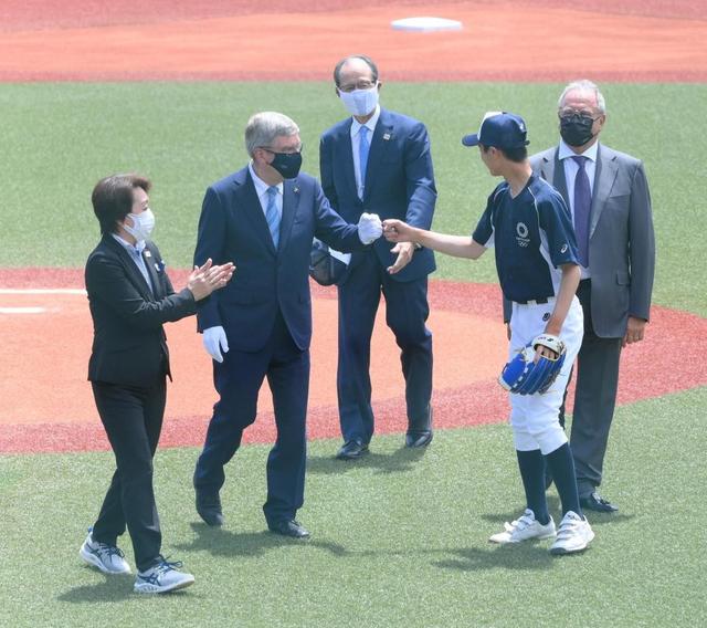 バッハ会長が野球の会場に登場　始球式で少年にボール手渡す