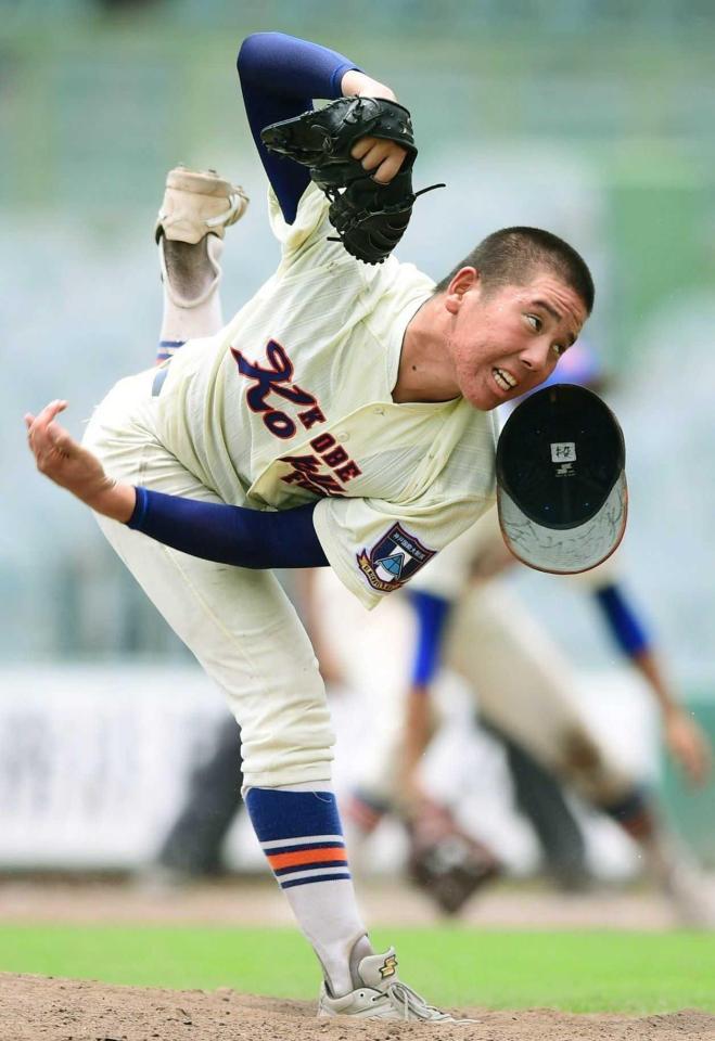 　力投する神戸国際大付・楠本（撮影・坂井萌香）