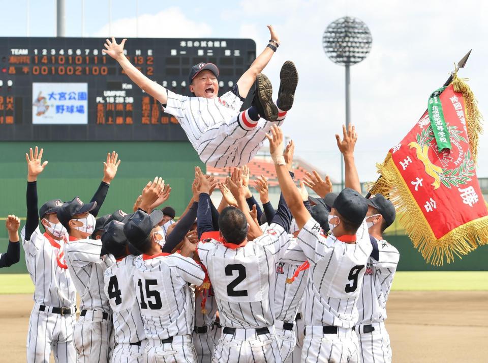 　甲子園出場を決め、ナインに胴上げされる浦和学院・森士監督（撮影・西岡正）