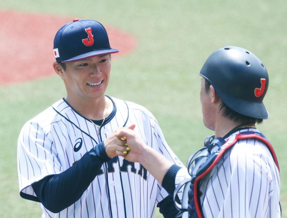 　３回を投げ終えてタッチを交わす山本。右は甲斐（撮影・堀内翔）