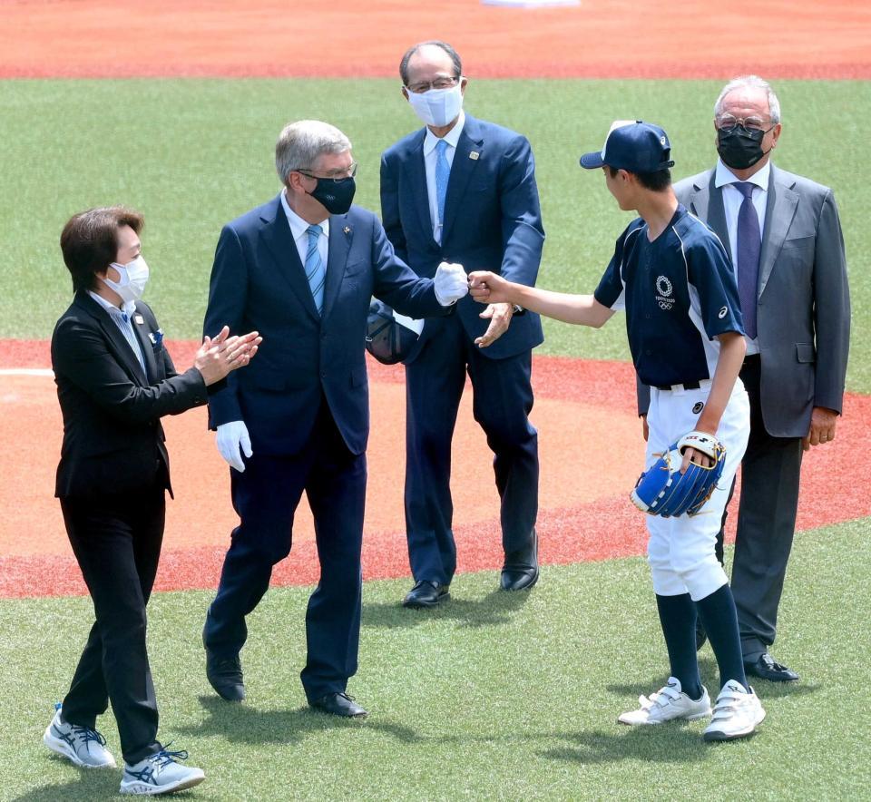 　始球式を務めた少年をねぎらう（左から）橋本会長、バッハ会長、王貞治氏