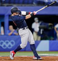 　３回、米国・オースティンが２ランを放つ＝横浜スタジアム