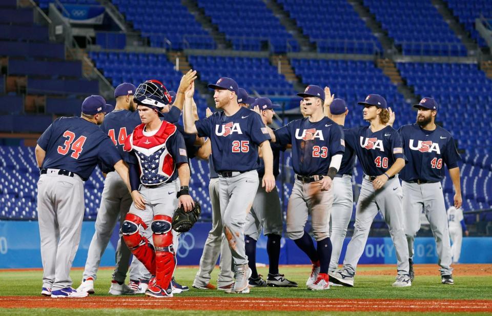 　イスラエルに快勝し、タッチを交わすオースティン（右から３人目）ら米国ナイン＝横浜スタジアム