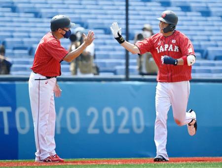 日本－メキシコ　４回、３ランを放ち、コーチとタッチを交わす山田（右）＝横浜スタジアム