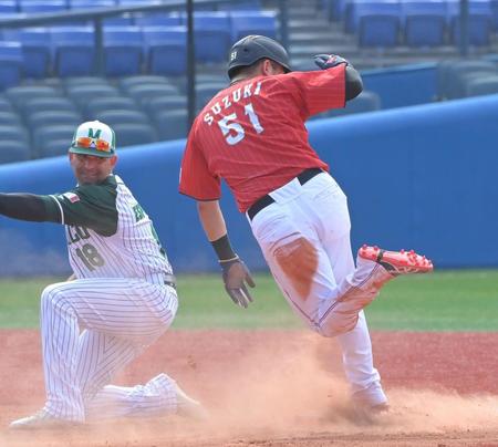 　７回、二盗を決める鈴木誠（撮影・高部洋祐）