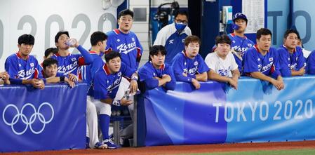 　８回、ベンチから試合を見つめる韓国ナイン
