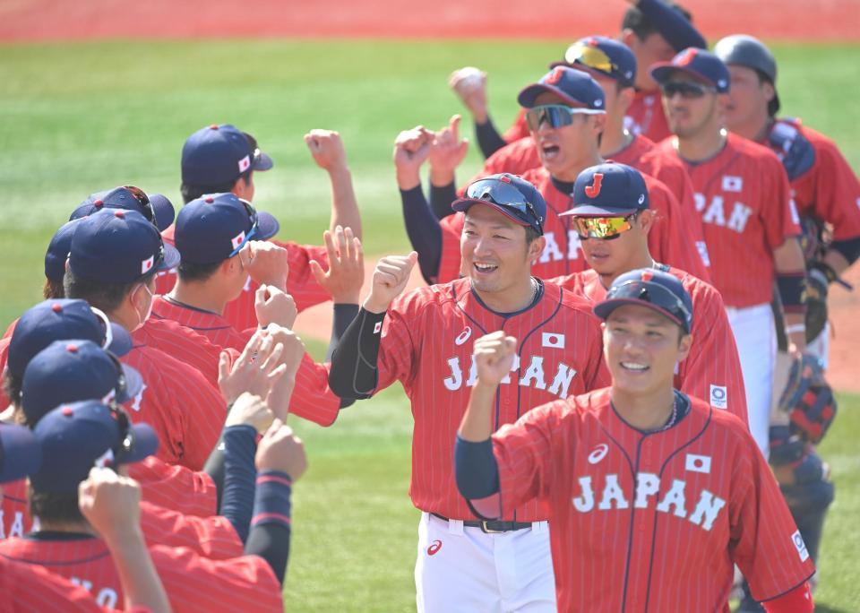 　メキシコに快勝し、タッチを交わす鈴木誠（中央）ら（撮影・高部洋祐）