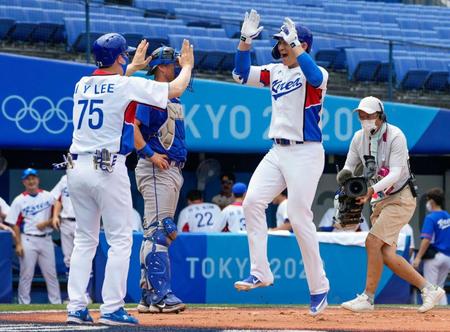 　２回、２ランを放ち、迎えられる韓国の呉智煥