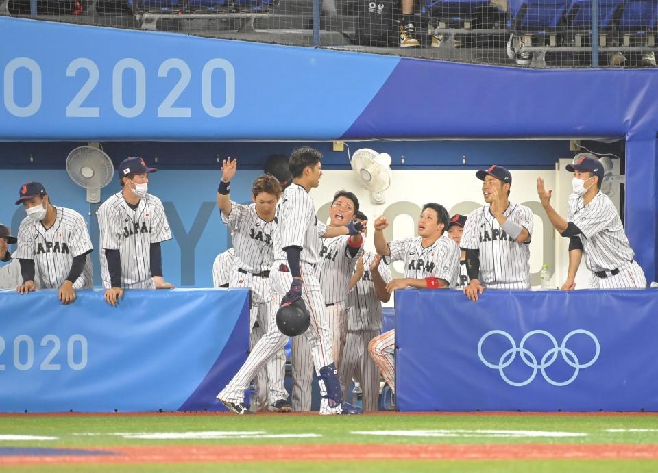 　９回、同点となる二ゴロを放った柳田（中央）を出迎えるナイン（撮影・高部洋祐）