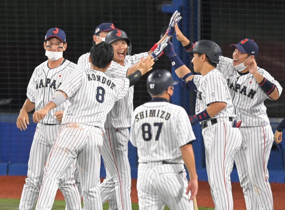 　勝ち越し打を放った８回終了後、ナインの祝福を受ける山田（左から４人目）＝４日