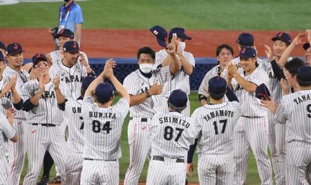 　胴上げを終えた日本代表・稲葉篤紀監督（撮影・堀内翔）