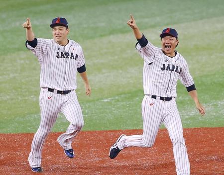 　優勝を決め、笑顔でナインに駆け寄る田中将（左）と大野＝横浜スタジアム