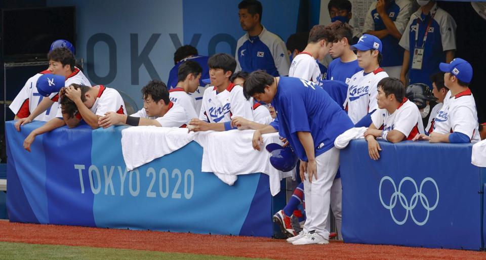 　３位決定戦でドミニカ共和国に敗れ、ベンチで肩を落とす韓国ナイン＝横浜スタジアム