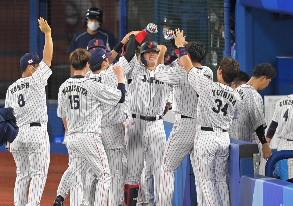 　３回、先制ソロを放ち、仲間の祝福を受ける村上（中央）＝撮影・高部洋祐