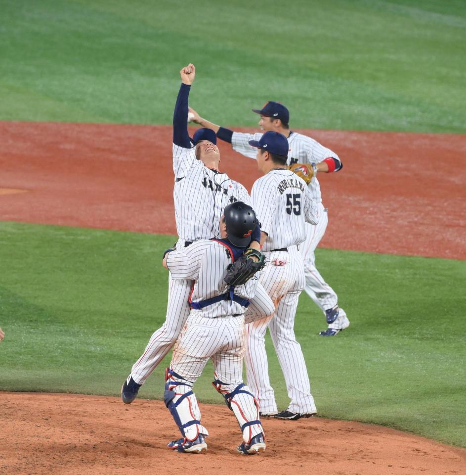 　優勝して喜ぶ栗林（撮影・堀内翔）