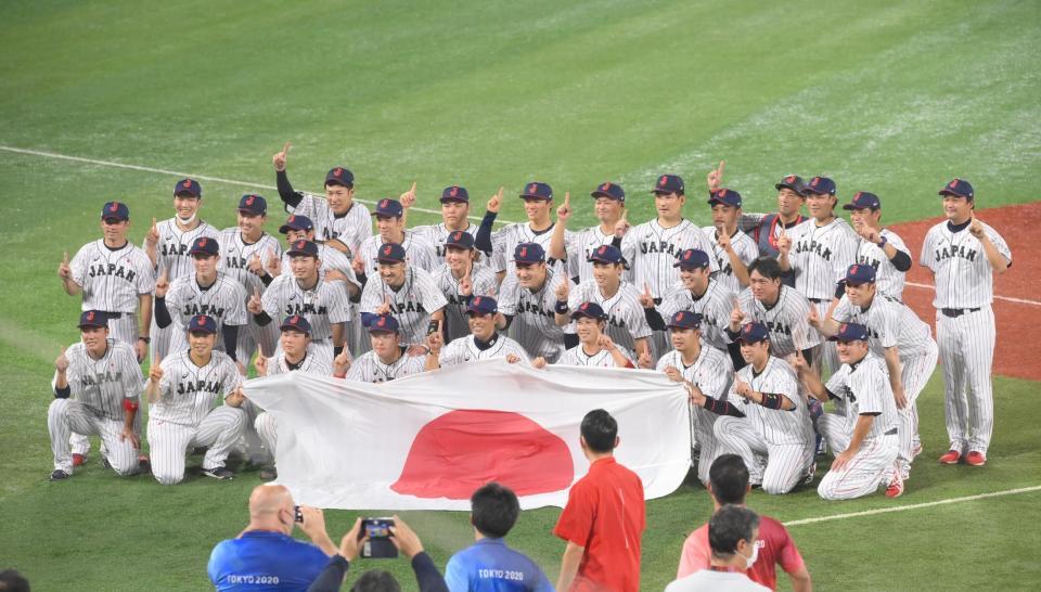 記念撮影をする侍ジャパン＝横浜スタジアム（撮影・堀内翔）