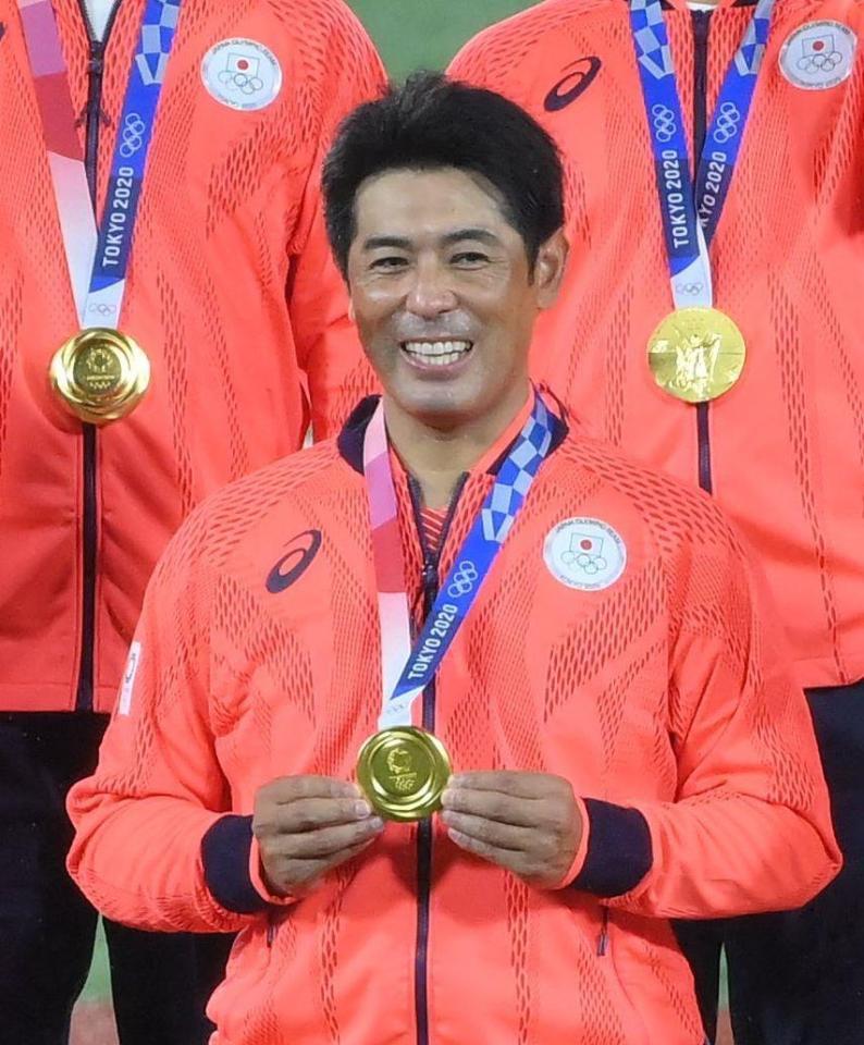 　金メダルを手にする日本代表・稲葉篤紀監督（撮影・堀内翔）