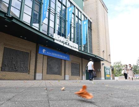 　台風の接近で開幕が１０日に順延となった甲子園（撮影・佐々木彰尚）