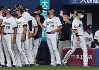 　大勝し選手を出迎える中嶋監督（中央）＝撮影・佐々木彰尚