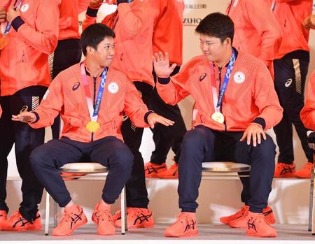 　１０日からチームに合流予定の山田（左）と村上（撮影・西岡正）