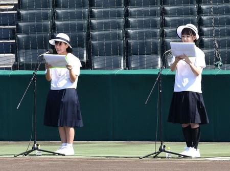 　司会を務めた武庫川女子大附・金山未来さん（左）と白陵・大島璃子さん（撮影・佐々木彰尚）
