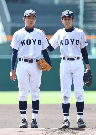 　始球式を務めた吉田裕翔さん（左）と嘉村太志さん（撮影・北村雅宏）