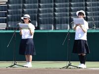 　司会を務めた武庫川女子大附・金山未来さん（左）と白陵・大島璃子さん（撮影・佐々木彰尚）